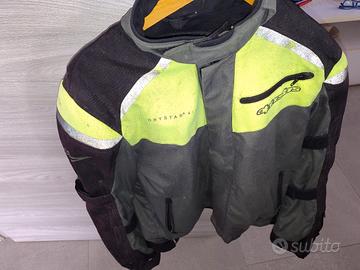 giubbotto e casco moto