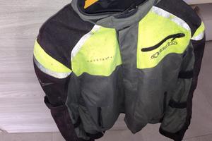 giubbotto e casco moto