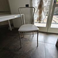 tavolo bianco laminato in alluminio più 4 sedie 
