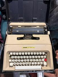 Macchina da scrivere Olivetti Lett.35 con custodia
