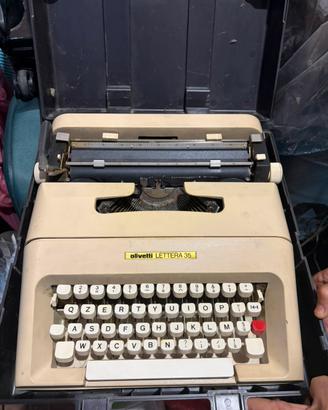 Macchina da scrivere Olivetti Lett.35 con custodia