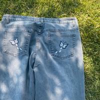 Jeans neri wide leg con ricami di farfalle