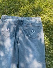 Jeans neri wide leg con ricami di farfalle