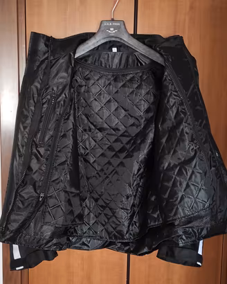 giacca e pantalone da donna.