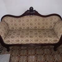 Divano piccolo e sedie