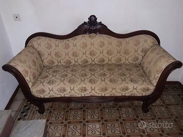 Divano piccolo e sedie