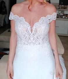 Abito da sposa in pizzo con velo lungo e strascico