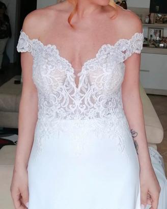 Abito da sposa in pizzo con velo lungo e strascico