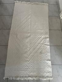 Tappeto lungo bianco con frange