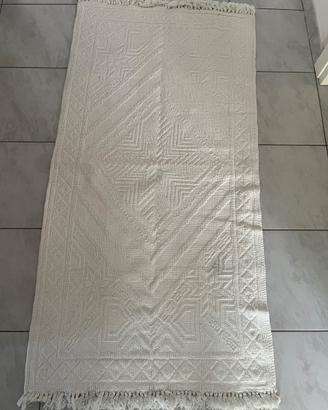 Tappeto lungo bianco con frange