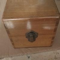 Vecchia bussola nautica con contenitore in legno 