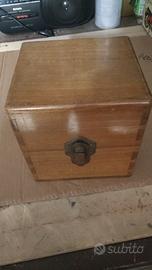 Vecchia bussola nautica con contenitore in legno 