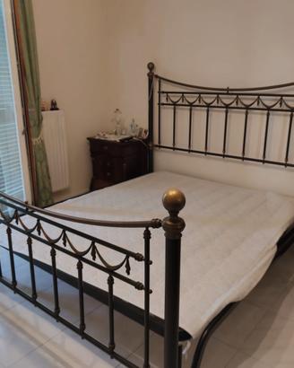 Struttura letto in acciaio e parti in ottone
