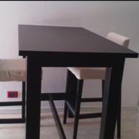 stornas tavolo Ikea più due sgabelli imbottiti.