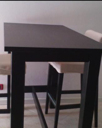 stornas tavolo Ikea più due sgabelli imbottiti.