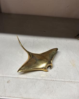 Statuetta Manta / Razza in Bronzo Dorato 13x12