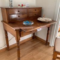 Scrittoio antico con sedia