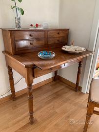 Scrittoio antico con sedia