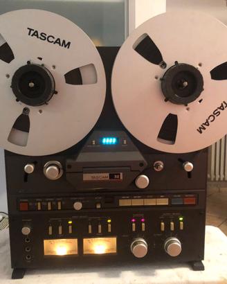 Nastro Magnetico Dell'audio Registratore Bobina A Bobina Su Fondo Bianco 88854409 - Foto 7