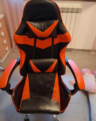 scrivania e sedia gaming