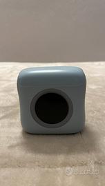 Mini stampante portatile con vari gadget e rotoli.