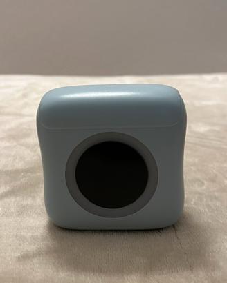 Mini stampante portatile con vari gadget e rotoli.