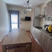 Cucina tavolo sedie e credenza.