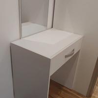 Toeletta con specchio e sgabello