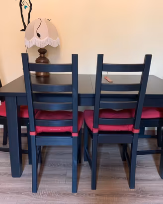Tavolo nero con 4 sedie e cuscini fucsia