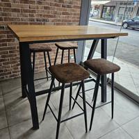 Tavolo da bar con sgabelli