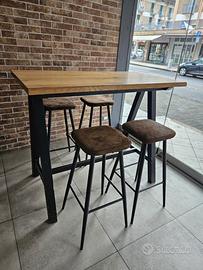 Tavolo da bar con sgabelli