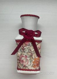 Vasetto ceramica bianca e fiori