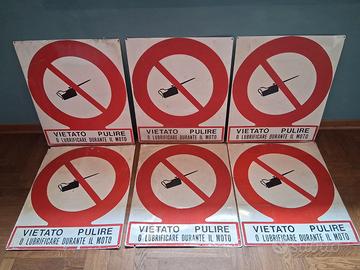 Cartello vietato pulire