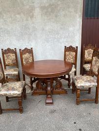 Tavolo in legno con sedie
