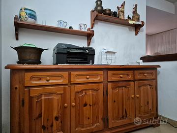 Mobile in legno quattro ante e quattro cassetti.