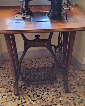 macchina da cucire con mobile