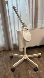 Lampada con lente dingrandiemento e stativo