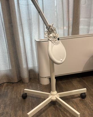 Lampada con lente dingrandiemento e stativo