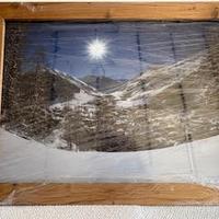 quadro montagna a colori con cornice in legno