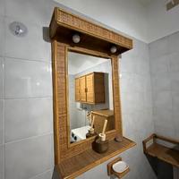 Specchiera in vimini con mensola e lampada