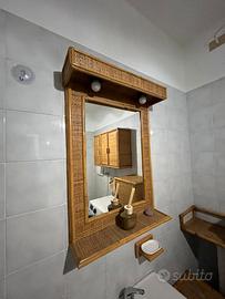 Specchiera in vimini con mensola e lampada