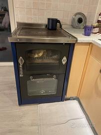 Stufa a legna economica con giro fumi e forno illu