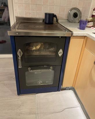 Stufa a legna economica con giro fumi e forno illu