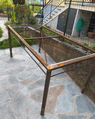 Tavolo in ferro per giardino 