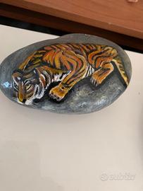 Sasso dipinto a mano: la tigre