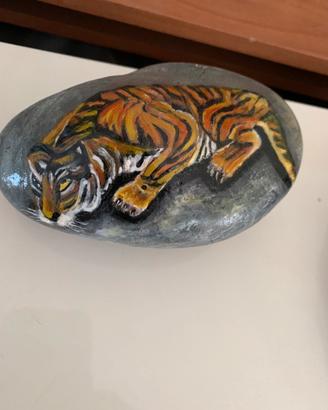 Sasso dipinto a mano: la tigre