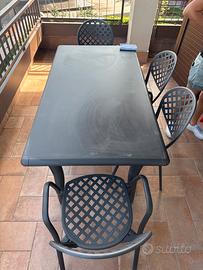 Tavolo e 4 sedie