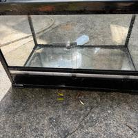 teca in vetro con serratura e vetri scorrevoli