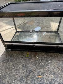 teca in vetro con serratura e vetri scorrevoli