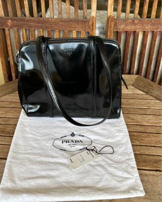 Borsa Prada vintage in vitello spazzolato nero.